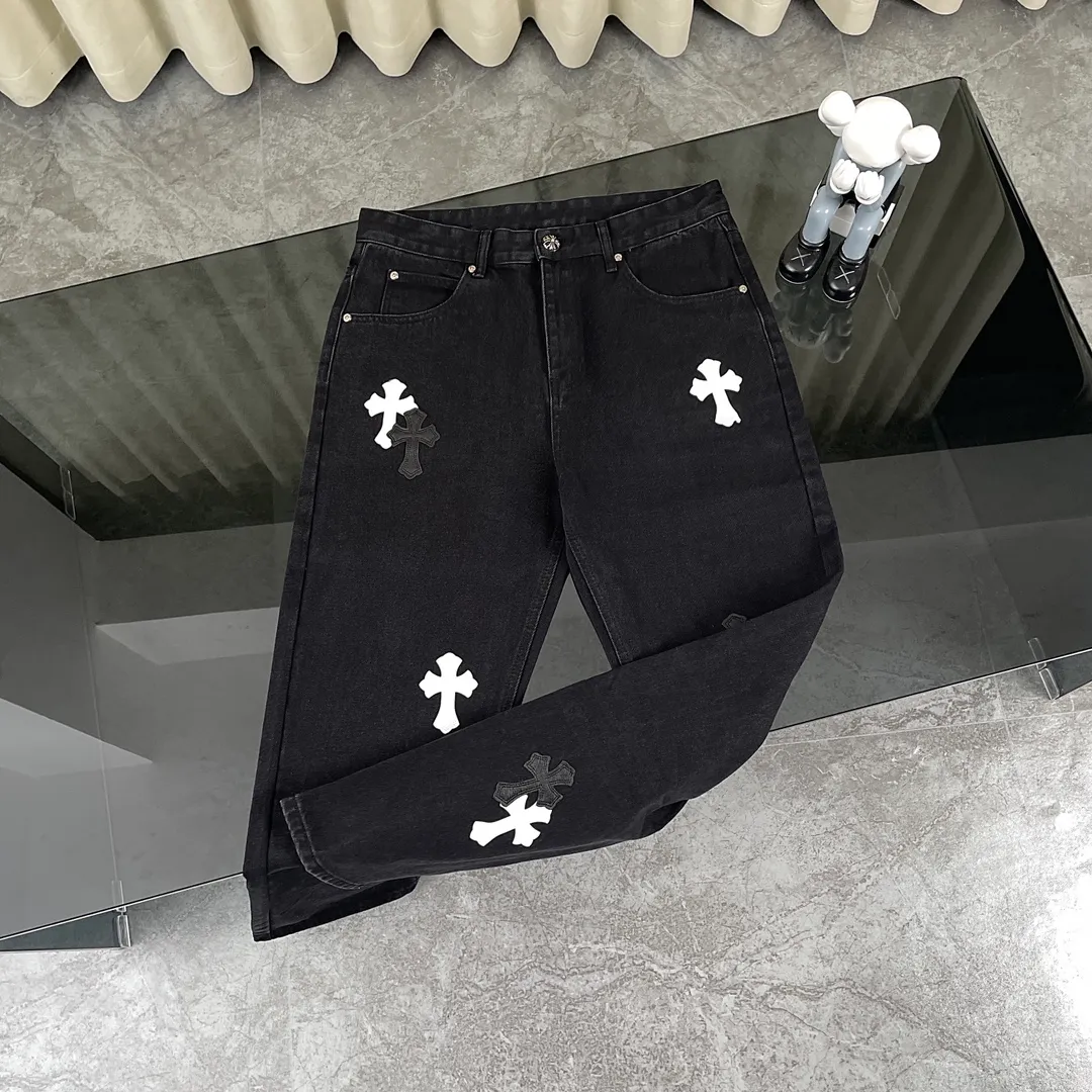 🅿️280 original development, hardware customization, chrome hearts Chengdu limited, new city limited jeans, Chrome Hearts city limited jeans, vintage levis, American-made 501 black and gray base version, Levi's American-made 501 base version, imported sheepskin, 925 silver jewelry remake [Top heavy industry fashionable design] Consistently made in high street luxury style. Speaking of this style, the Zangyin family and GU family are definitely the leading representative brands. Especially the Zangyin family has really achieved a state-of-the-art effect in creating high street style. The unique washed material is used to create this style. The color system is quite eye-catching. It is decorated with patchwork cross flowers, which cleverly highlights the charm of the brand. Secondly, this style uses classic The high-waist cutting design highlights the long legs and fashionable temperament of the upper body. The brand is highly recognizable and the slim fit configuration is more suitable for daily wear. It is a product that interprets personality, fashion, and specifications at a glance. This single product is enough to make any fan excited. It can be a white T-shirt for youthful preppy style, or a tight suspender for lady style. It has strong matching ability and can be easily controlled by men.  [Material and craftsmanship] Needless to say, this point goes without saying. As an excellent craftsman brand, Zangyin has really perfect requirements for details and craftsmanship. The washed color of this model has gone through so many processes, not to mention the embellishment of the denim appliqués. It is also purely handmade and sewn. Just like what they believe in, only handmade things have soul and have the meaning of wear. A top-notch heavy-duty fashionable denim item, I look forward to your perfect interpretation! !